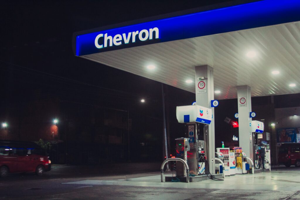 Energigiganten Chevron CVX beslutar om aktieåterköp för 75 miljarder dollar och en utdelningsökning den 25 januari. Återköpsprogrammet börjar gälla den 1 april.