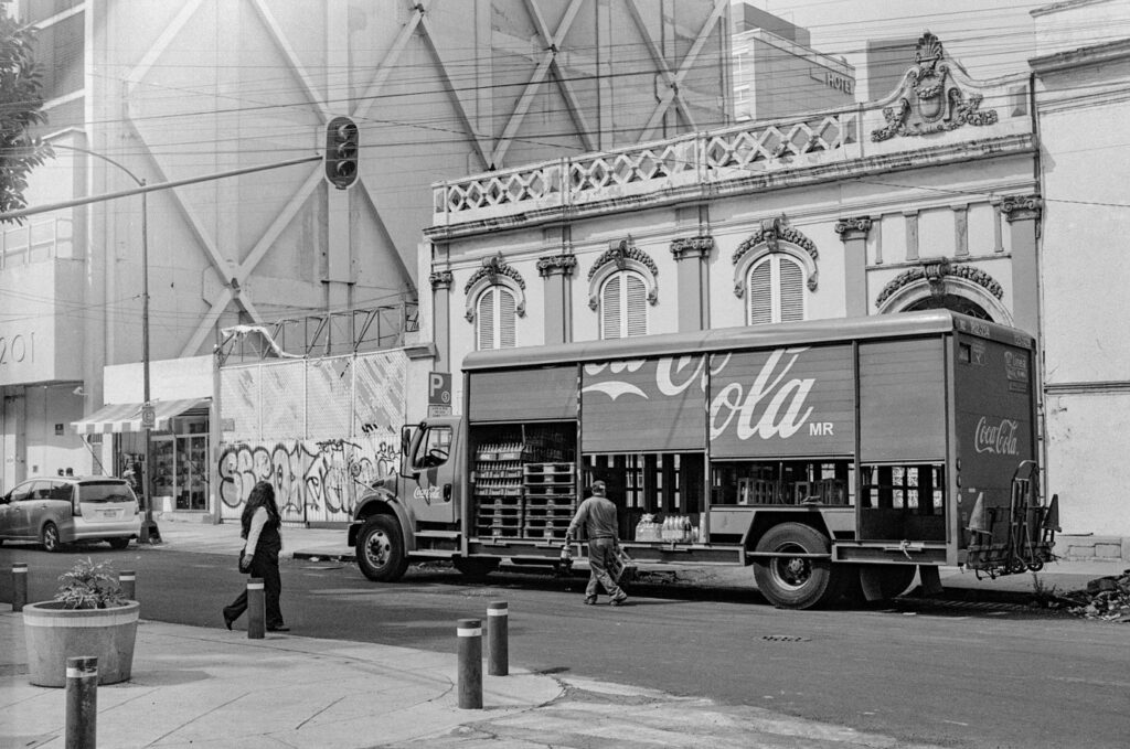 En investering på 40 USD i Coca-Cola 1919, med återinvesterad utdelning, skulle vara värd 22 miljoner USD 2023. Coca Cola har höjt utdelningen 61 år i rad. Coca-Cola deklarerade en kvartalsvis utbetalning på 46 cent per aktie, en ökning med två cent, eller 4,6 %. Det markerade dryckestillverkarens 61a år i rad med att höja sin utdelning.