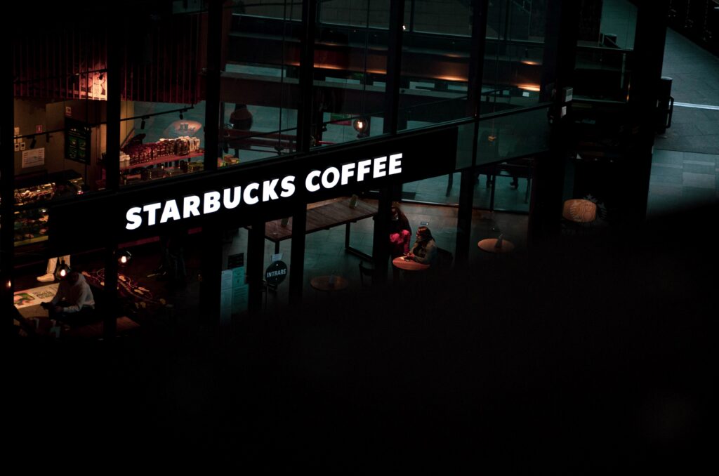 Starbucks publicerade nyligen sin resultatrapport för första kvartalet för 2023. Bolaget har ett så kallat brutet räkenskapsår så därav att det inte stämmer med kalendern. Den multinationella amerikanska kaffekedjan har 33 833 coffe shops i 80 länder och ses ofta som en barometer på konsumentens hälsa.