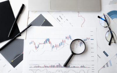 Moving Average Convergence Divergence, eller MACD, är en av de mest populära momentumindikatorerna som används av tekniska analytiker, uppfann av Gerald Appel 1979. Det är en trendindikator som består av en oscillatorkomponent kombinerad med en glidande medelvärdeskomponent. IGTV:s Victoria Scholar förklarar hur man använder det på IG-plattformen.