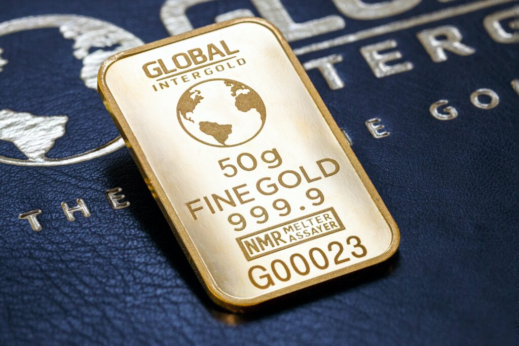 Enligt den globala tradingplattformen Capital.com, rapporterade detaljhandelsvolymerna i guld-CFD (Contracts for Difference) en endagsnedgång på 88 procent den 7 mars 2023. Under samma period minskade handlare sina långa positioner i guld-CFDer från 61 procent till 59 procent, de valde att sälja guldterminer. Fallet i aptit på guld följer tätt i hälarna på ordförande Jerome Powells kommentarer till senatens bankkommitté på tisdagen där han indikerade att Federal Reserve skulle överväga att höja räntorna högre än vad som tidigare var väntat.