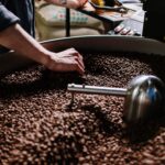 "Kaffe är världens näst mest omsatta råvara efter olja": du hittar detta skrivet i publicerade böcker, otaliga webbplatser, akademiska avhandlingar och mer. Nyligen upprepade Starbucks det till och med för den amerikanska senatens kommitté för utrikesrelationer.