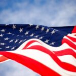Räntorna på de 2- och 10-åriga amerikanska statsobligationerna handlades kort nära de högsta nivåerna sedan mars, då investerare begrundade de ekonomiska utsikterna och förhandlingarna om skuldtak drog ut på tiden.
