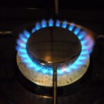 Internationella valutafonden (IMF) har sagt att stabilisering av priserna på flytande naturgas (LNG) på lång sikt innebär att det byggs fler LNG-terminaler för att uppnå marknadsintegration, även om den varnade för att kostnaden för att bygga ut infrastrukturen utgör ett stort hinder.