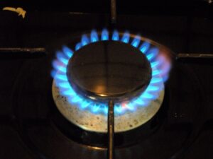 Internationella valutafonden (IMF) har sagt att stabilisering av priserna på flytande naturgas (LNG) på lång sikt innebär att det byggs fler LNG-terminaler för att uppnå marknadsintegration, även om den varnade för att kostnaden för att bygga ut infrastrukturen utgör ett stort hinder.