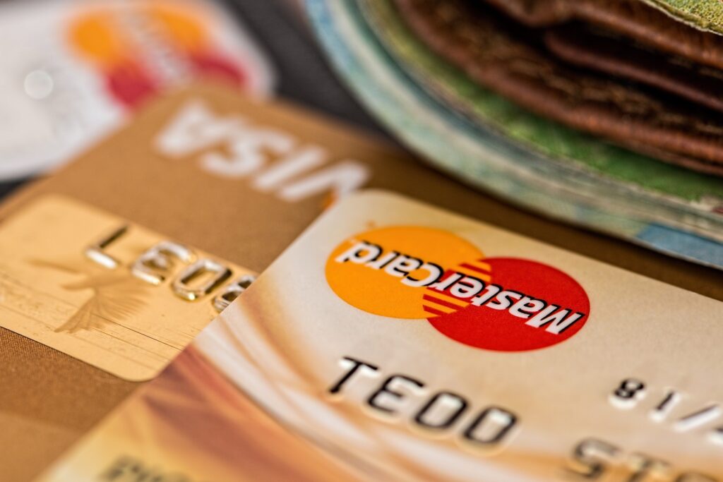 Den totala kreditkortsskulden i USA kommer att överstiga en biljon dollar i år. Under de tre sista månaderna av 2022 ökade den amerikanska kreditkortsskulden med 61 miljarder dollar, det största kvartalshoppet sedan 1999.