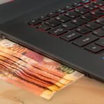 Amerikanska banker förlorade 472 miljarder dollar i inlåning, så kallade bankinsättningar, under första kvartalet, enligt en ny kvartalsrapport från Federal Deposit Insurance Corporation (FDIC). Nedgången i inlåningen var den största sedan FDIC började samla in kvartalsvis industridata 1984 och markerade det fjärde kvartalet i rad av industriutflöden. Regulatorn spårar prestanda för 4 672 affärsbanker och sparinstitut.