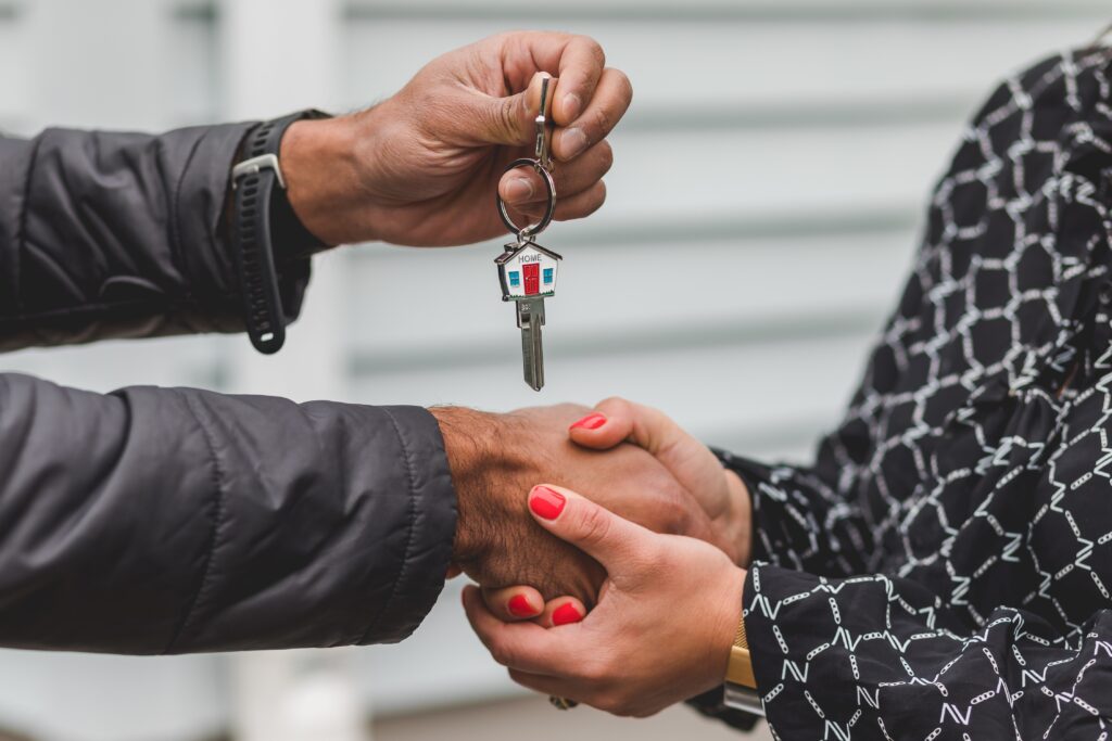 Endast två av bostadsförsäljningarna i Amerika var nödställda i maj, vilket betyder antingen en utestängningsförsäljning eller en bankgodkänd blankning. Det är dubbelt så mycket som förra årets en procent. Det är fortfarande nära historiska bottennivåer och det verkar finnas gott om köpare som är redo att köpa när nödställda fastigheter kommer ut på marknaden. Detta är mycket olikt perioden 2008-2012 då nödställda försäljningar stod för över en tredjedel av all bostadsförsäljning och det inte fanns några redo köpare.