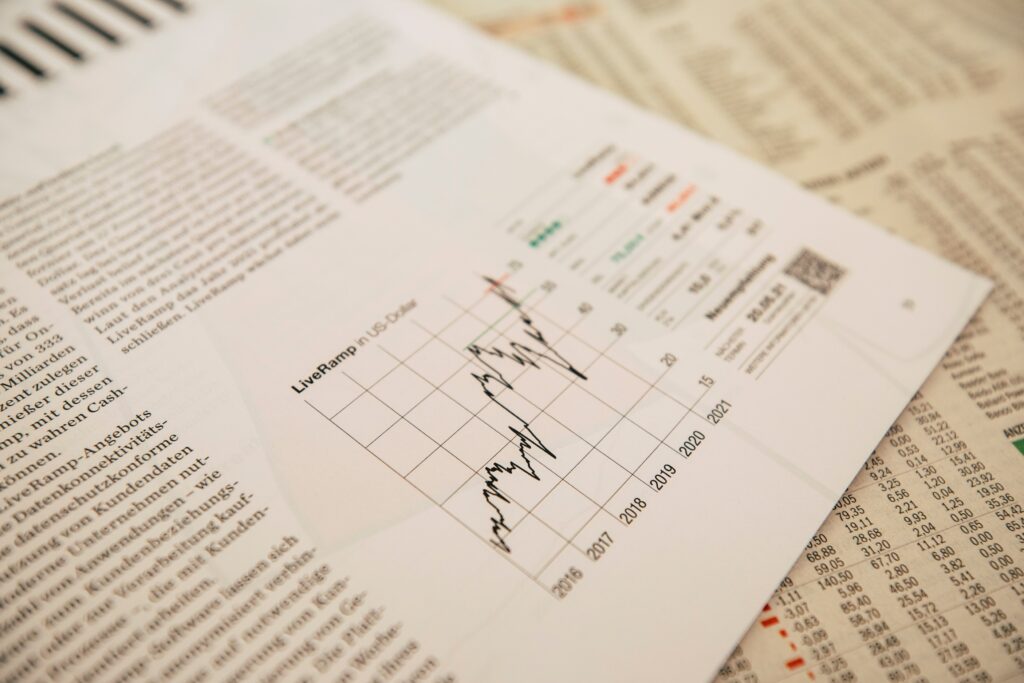 Under de senaste 25 åren har Dow Jones Industrial Average överträffat S&P 500 med 30 procent. S&P 500 är det mest spårade indexet i världen uch av goda skäl. S&P 500 spårar de största amerikanska företagen och skapar en bekväm "köp och glöm" portföljbas.