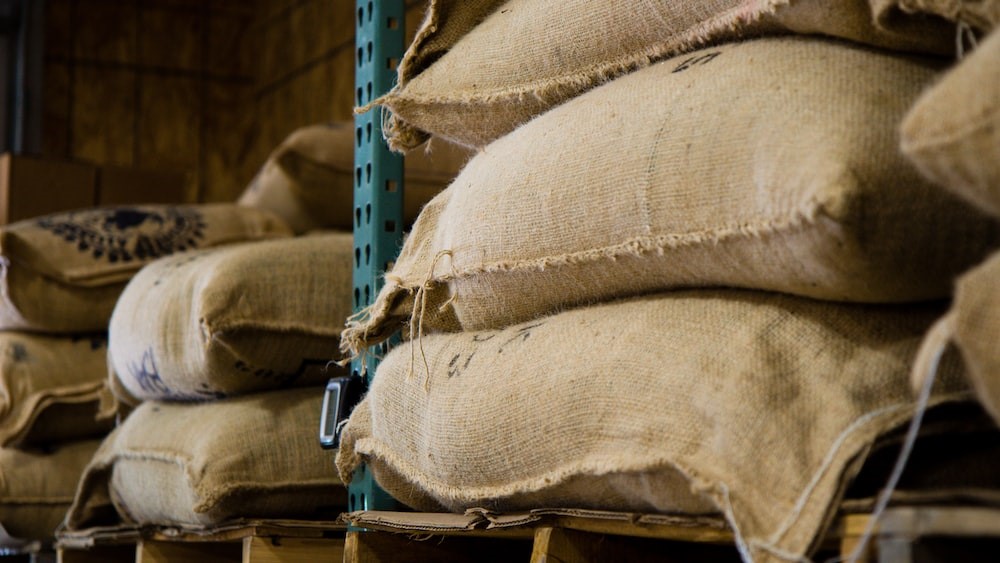 Globalt producerar mer än 70 länder kaffe, men majoriteten av den globala produktionen kommer från de fem största producenterna, Brasilien, Vietnam, Colombia, Indonesia och Etiopien.