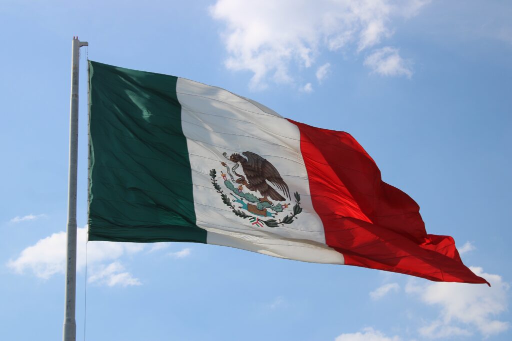 Handeln mellan USA och Mexiko nådde 263 miljarder dollar under årets första fyra månader. Handeln med Mexiko stod för 15,4 procent av de varor som exporterades och importerades av USA, strax före USA:s handelssummor med Kanada och Kina, som var 15,2 procent respektive 12 procent. Det gör Mexiko till USAs största handelspartner.