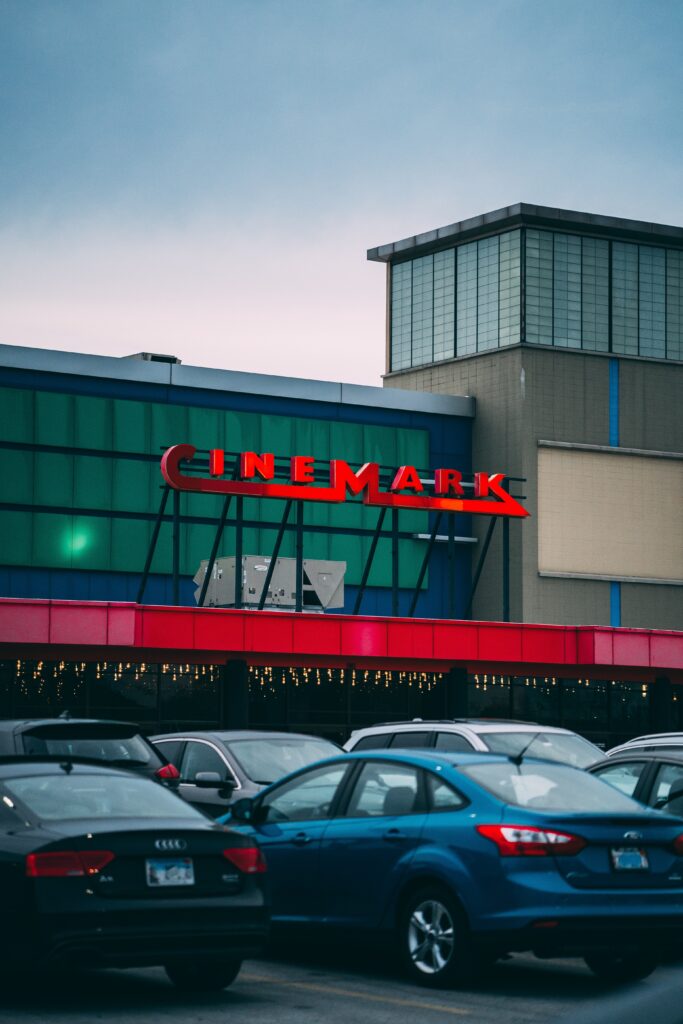 Cinemark, en biografkedja, har lockat till sig stor blankning liknande AMC Entertainment. Aktierna i Cinemark har haft en enastående uppgång i år, vilket har lämnat många blankare med betydande förluster.