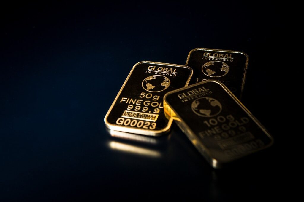 När är det bästa tillfället att köpa guld är en fråga som såväl vi som de företag inom guldhandeln vi har en löpande kontakt med ofta ställs inför. Guldhandlarna som lever på att sälja guld ställer oftast frågeställaren en motfråga, om denne har köpt sitt guld och om denne anser att denne har tillräckligt med guld för att känna sig trygg. Vi lämnar deras säljargument därhän tillsvidare men väljer ändå att rada upp ett par olika orsaker till att guld är ett alternativ och ett komplement till att äga aktier och andra finansiella instrument.