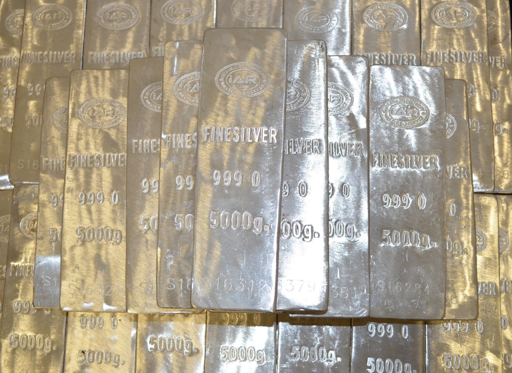 Produktion 2022: 1 200 ton. Ryssland är en av de största tillverkarna av silver i världen, vilket återspeglas av dess imponerande silverproduktion på 1 200 metriska ton av metallen 2022. Officiella uppgifter visar också att landets silverreserver uppgår till cirka 45 000 ton fördelade i Uralbergen och annan mineralrik terräng.