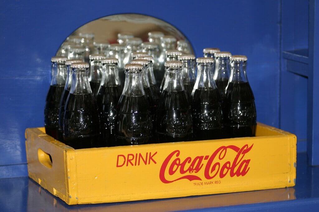 Den som investerar regelbundet känner säkert till begreppet ränta på ränta, och hur det över tid ger bra med pengar. En aktie som illustrerar detta ganska bra är Coca-Cola. Bolagets börsintroduktion skedde 1919 och då kostade en enda aktie 40 dollar.