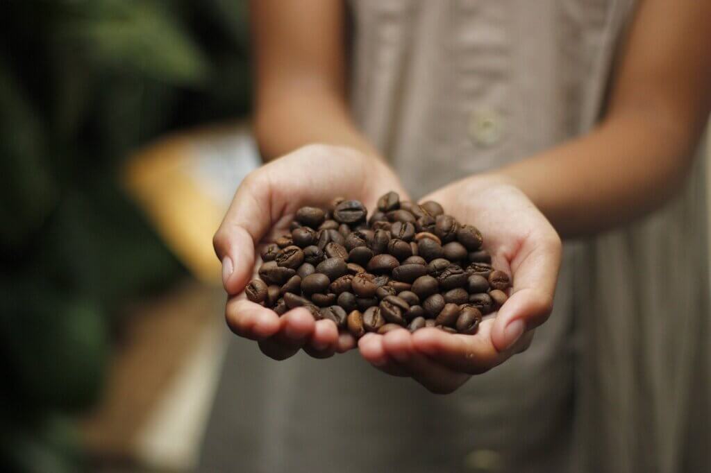 Från och med den 1 augusti finns det nya, högre prisminimum för Fairtrade-certifierat kaffe. Men i USA är priset för Fair Trade USA-certifierat kaffe oförändrat trots att Fair trade kaffe får nya priser. För att ge denna diskrepans lite perspektiv är det viktigt att gå tillbaka till 2011.