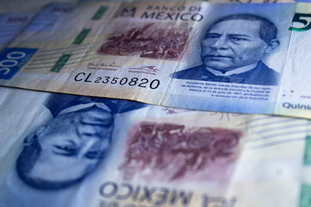Valutahandlare säger att den mexikanska peson inte är övervärderad, vilket gör att valutan är redo att testa om den kan ta sig förbi årets topp då den överraskande motståndskraften i den amerikanska ekonomin lindrar oron för en lågkonjunktur.