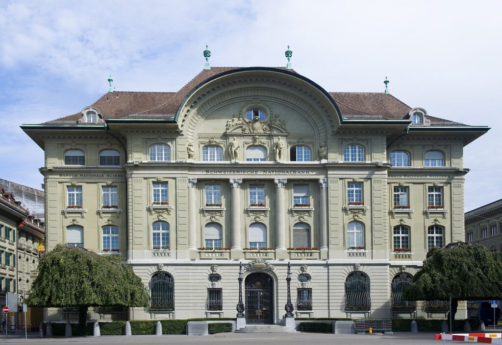 Den schweiziska nationalbanken (SNB) sa att den gjorde en vinst på 13,7 miljarder schweiziska franc (15,3 miljarder dollar) under första halvåret, hjälpt av en vinst på 16,2 miljarder på sina innehav av utländsk valuta, enligt resultat som rapporterades på måndagen.