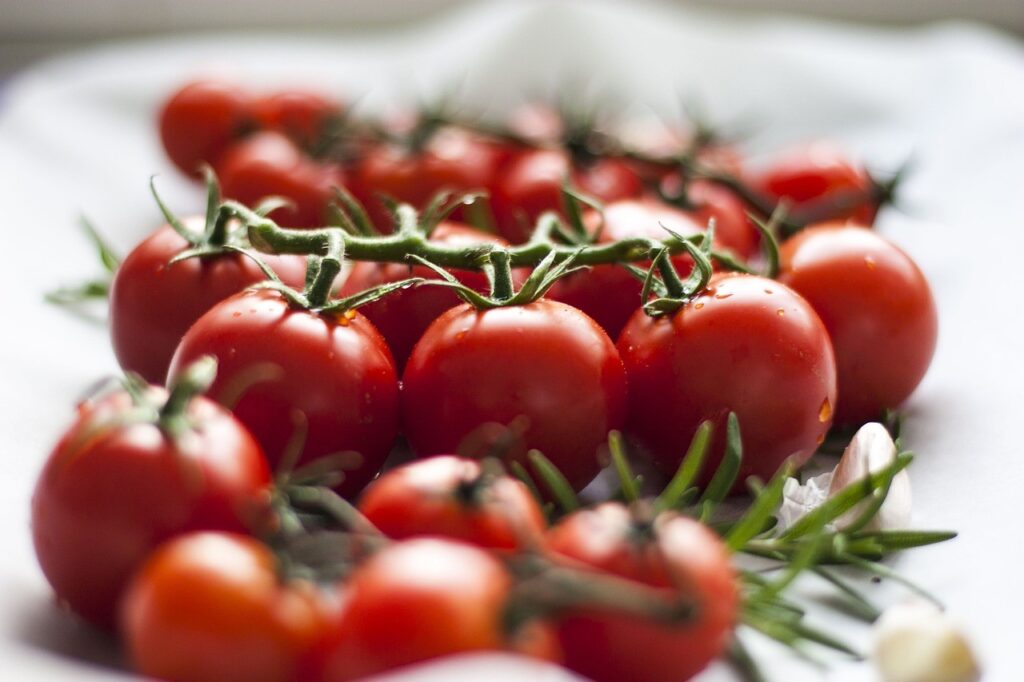 Tomatmarknaden är mycket koncentrerad. Även om tomatproduktion sker i många länder, är högskalig produktion koncentrerad till endast en handfull länder. Kina, Indien, Turkiet och USA är ansvariga för produktionen av de flesta av världens tomater. Totalt står dessa fyra länder för 60 procent av det globala utbudet av tomater. Samma fyra länder är också de fyra största konsumenterna av tomater.