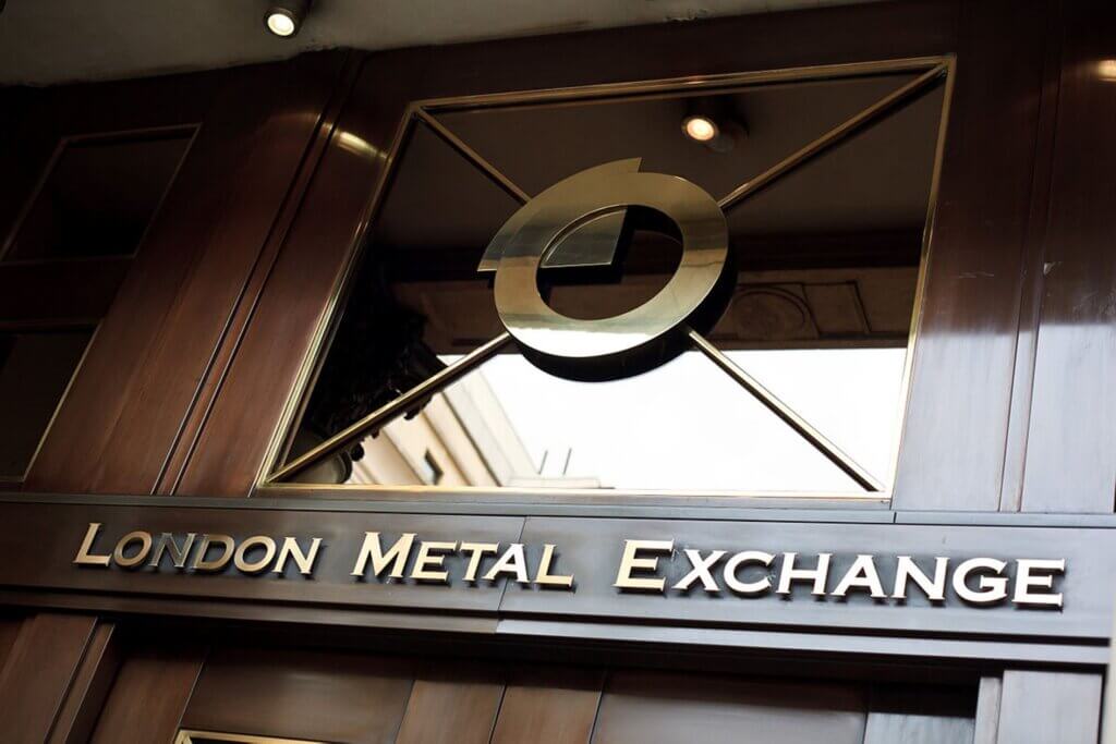 London Metal Exchange har varit i centrum för kontroversen sedan förra årets nickelkris. Nu kräver en människorättsgrupp att Londons tillsynsmyndigheter måste granska Hongkongs regerings band till London Metal Exchange (LME) efter Kinas brott mot mänskliga rättigheter och diplomatiska avtal med Storbritannien.