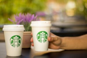 Styrelsen för Starbucks Corporation (NASDAQ: SBUX) har meddelat att utdelningen den 24 november kommer att höjas till 0,57 dollar, vilket kommer att vara 7,5 procent högre än förra årets betalning på 0,53 sollar som täckte samma period. Starbucks kommande utdelning kommer att ta direktavkastningen till 2,3 procent, vilket är i linje med genomsnittet för branschen.