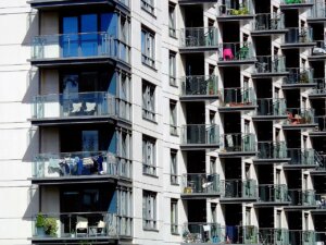 Priserna på bostäder i Tyskland har fallit med den kraftigaste nedgången sedan datainsamlingen började 2000, med större städer som sett hårdare fall. Faktum är att vi ser rekordlåga tyska bostadspriser.