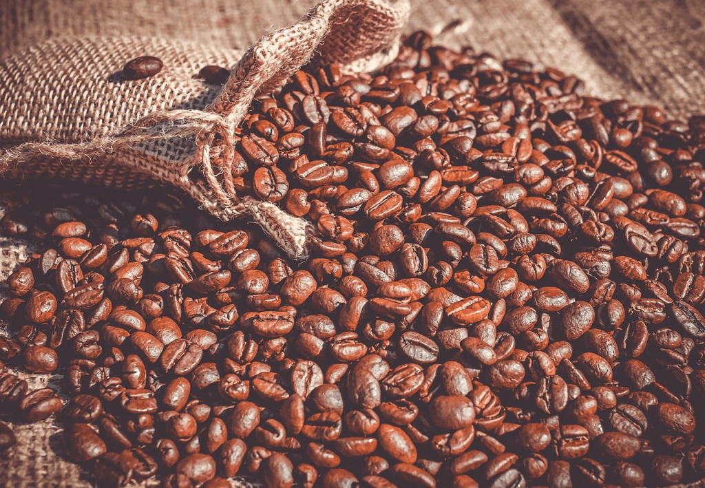 Kaffepriserna stiger något högre denna vecka på grund av oro för att överdrivet regn i Brasiliens kaffeodlingsområden kommer att försena slutförandet av kaffeskörden. Somar Meteorologia rapporterade på måndagen att Brasiliens Minas Gerais-region fått 22,8 mm regn den senaste veckan, motsvarande 308 procent av det historiska genomsnittet. Minas Gerais står för cirka 30 procent av Brasiliens arabicaskörd.
