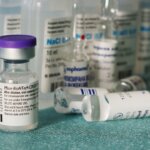 Aktier för vaccintillverkare sjönk efter att Pfizers finanschef David Denton sa att utsikterna för vaccinpriserna i år fick se en försämrad marginal. Denton berättade på en konferens att Pfizer räknar med en vaccinationsfrekvens på 24 procent i USA i år.