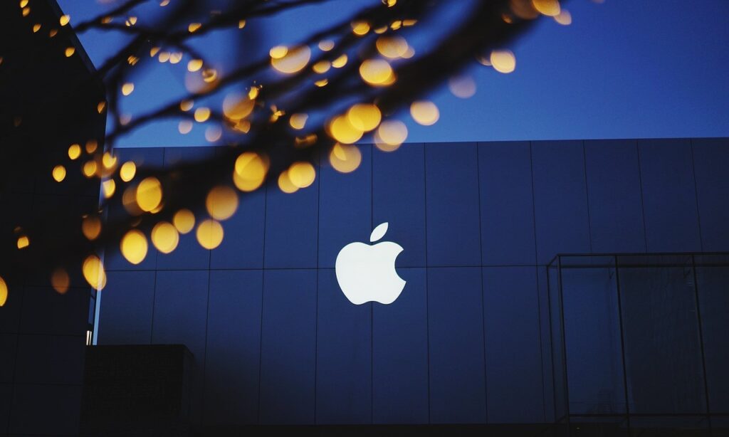 Apples vd Tim Cook sålde 511 000 aktier i företaget till ett värde av cirka 88 miljoner dollar i sin största försäljning av aktier sedan 2021. Efter försäljningen hade Cook fortfarande 3,28 miljoner aktier i Apple.