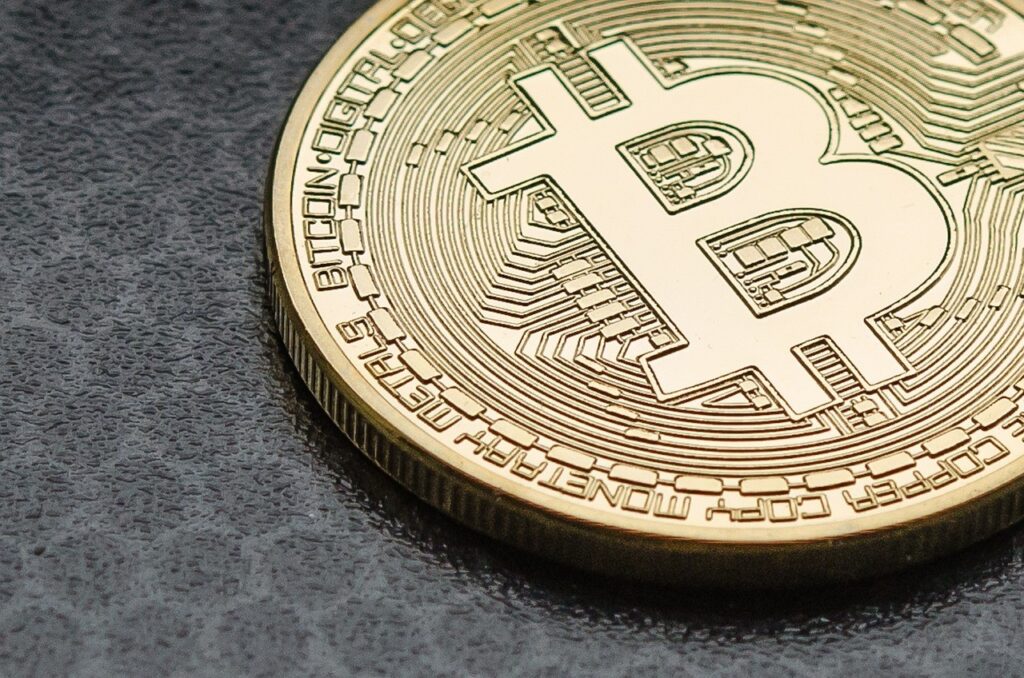 Bitcoins har ett värde eftersom den kan bytas mot och användas i stället för fiatvaluta, men den håller en hög växelkurs främst för att den efterfrågas av investerare som är intresserade av möjligheten till avkastning.