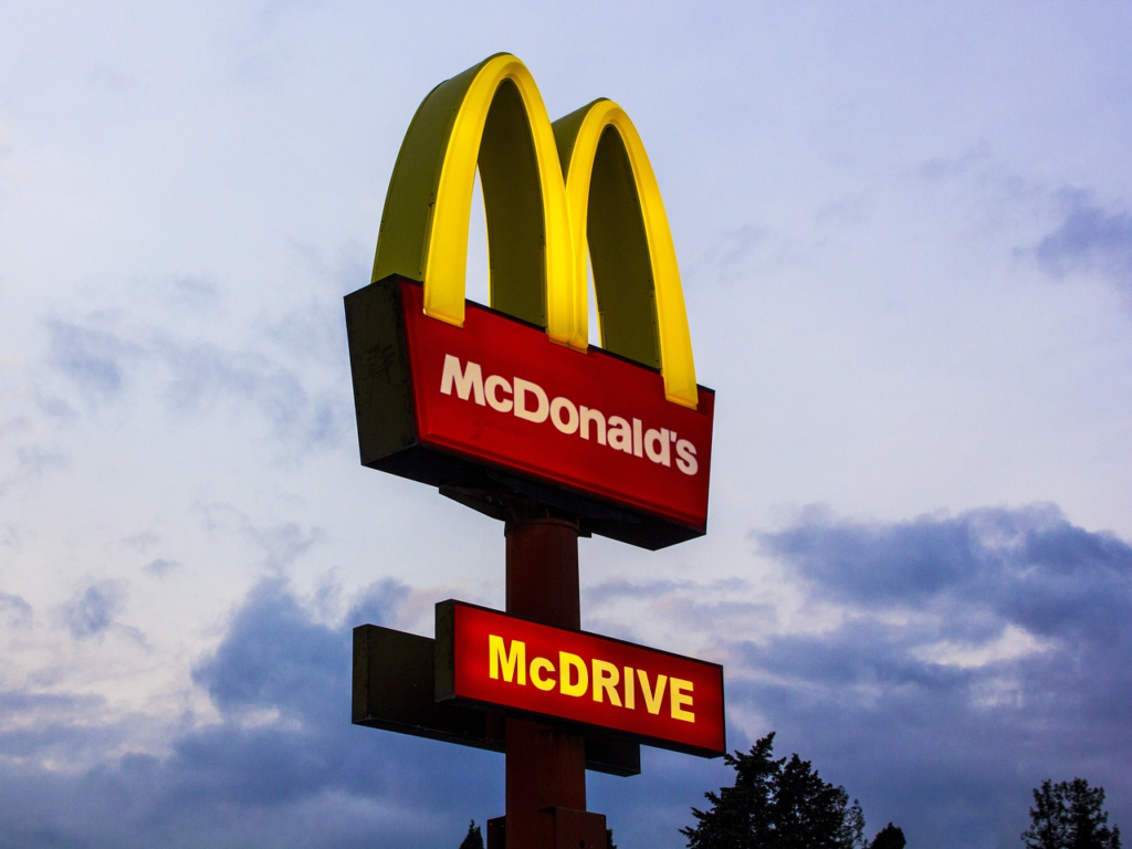 Den amerikanska hamburgerkedjan McDonald's rapporterar starkt tredje kvartal 2023. Den globala försäljningen steg med nio procent jämfört med förra åreta. Av detta var 40 procent av försäljningen på de sex största marknaderna digital, vilket spar personalkostnader.