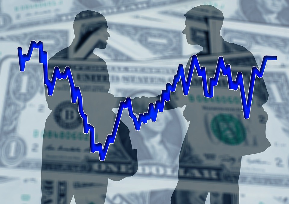 Påverkan av den amerikanska dollarn inom den globala råvarumarknaden- och futuresbranschen kan inte underskattas framförallt inte på spannmålsmarknaden. Medan jordbruksvaror som majs, vete och sojabönor per definition är "en massproducerad ospecialiserad produkt", har den amerikanska dollarns roll - utöver utbud och efterfrågerelaterade variabler - bidragit till att utforma de amerikanska exportprogrammen för majs, sojabönor och vete under skördeåren.