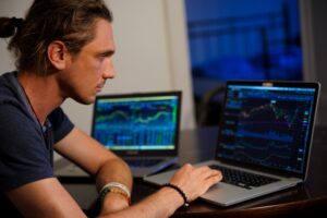 Traders Många individer drar tillbaka på risktagande över marknader – med mindre hävstång eller handlar mindre ofta. Handelsaktiviteten hos några av de största detaljhandelsmäklarhusen fortsätter också att falla när fler traders tar en paus från handeln.