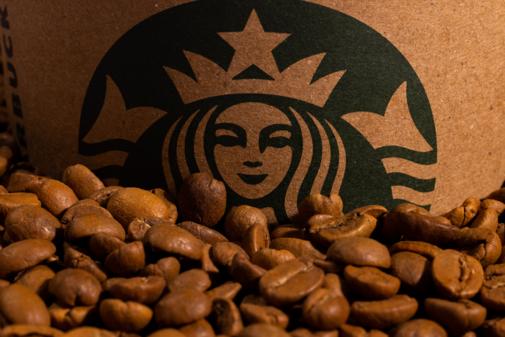 Starbucks resultat överträffade analytikernas vinstförväntningar förra kvartalet, vilket skickade upp aktien med 11 procent sedan i torsdags förra veckan då bolaget rapporterade resultatet för räkenskapsåret 2023. Det var bra för ett endagssteg på cirka 10 miljarder dollar i Starbucks börsvärde på torsdagen.