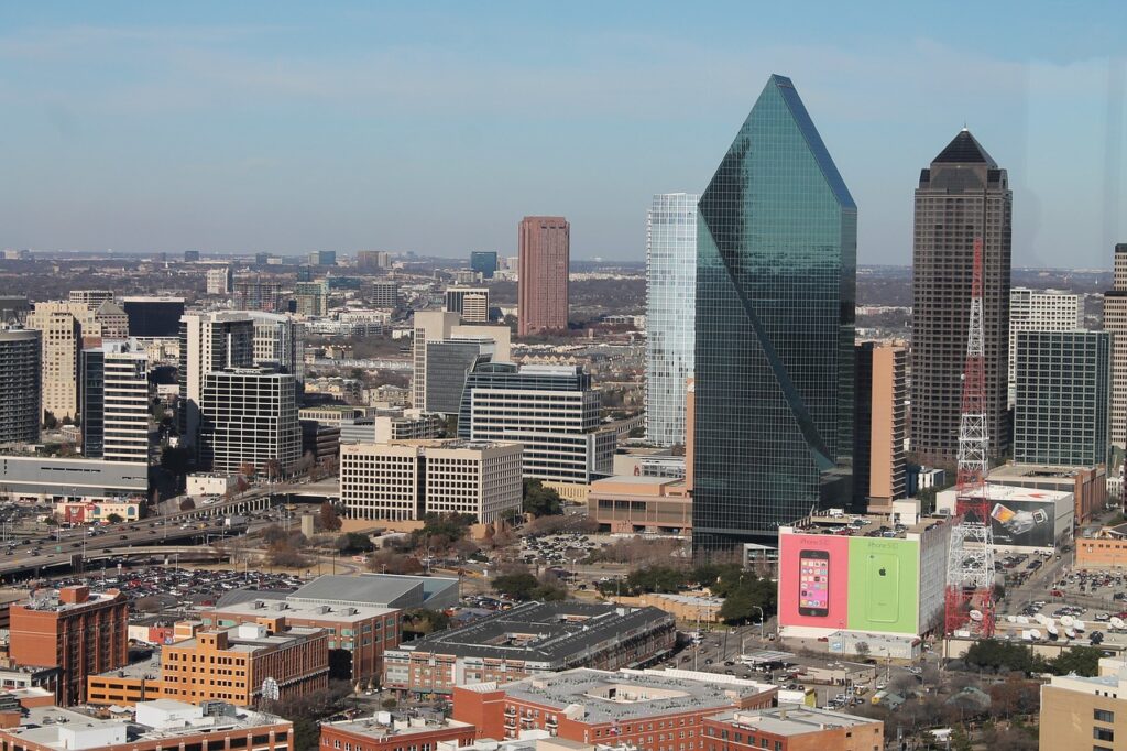 Dallas såg tre av Wall Streets största banker starta nya campus förra året och cementerade sina satsningar på en av de snabbast växande tunnelbanorna i en av de snabbast växande delstaterna. Branschens snabba expansion i Texas sedan pandemins början innebär att området nu har fler finansarbetare än Chicago eller Los Angeles, bara efter New York.