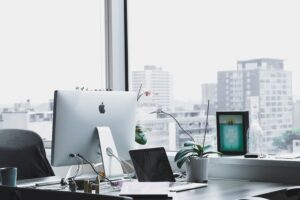 family offices Family offices har nu mer av sina pengar investerade på privata marknader än den aktiemarknaden – även när marknaden stiger – enligt en ny undersökning. En undersökning av nordamerikanska family offices gjord av Campden Wealth och RBC fann att family offices hade 29,2 procent av sina investeringar på privata marknader, som inkluderar private equity, riskkapital och privata skulder, jämfört med 28,5 procent i börsnoterade aktier.