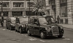 Tjänsten kommer inte att rulla ut förrän i början av 2024, men några London-cabbies, chaufförer av Black Cabs, har redan börjat registrera sig. Uber säger att alla 15 000 av Londons taxichaufförer "nu kommer att ha möjligheten" att registrera sig för Uber-resehänvisningar.