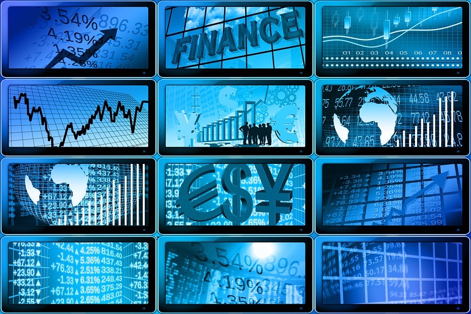 Skillnaden mellan forex och råvaruhandel är främst de produkter som handlas. På råvarumarknaden handlar med råvaror som kaffe, kakao och produkter som guld och olja. Valutamarknaden, även känd som Forexmarknaden - är en global marknad där det handlas med valutor som dollar, euro och yen.