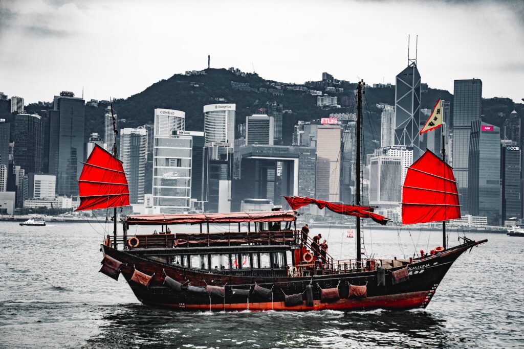 Hongkongaktier har stigit med åtta procent sedan i tisdags. Amerikanska aktier har emellertid överpresterat Hong Kong börsen med 94 procent under de senaste fyra åren.