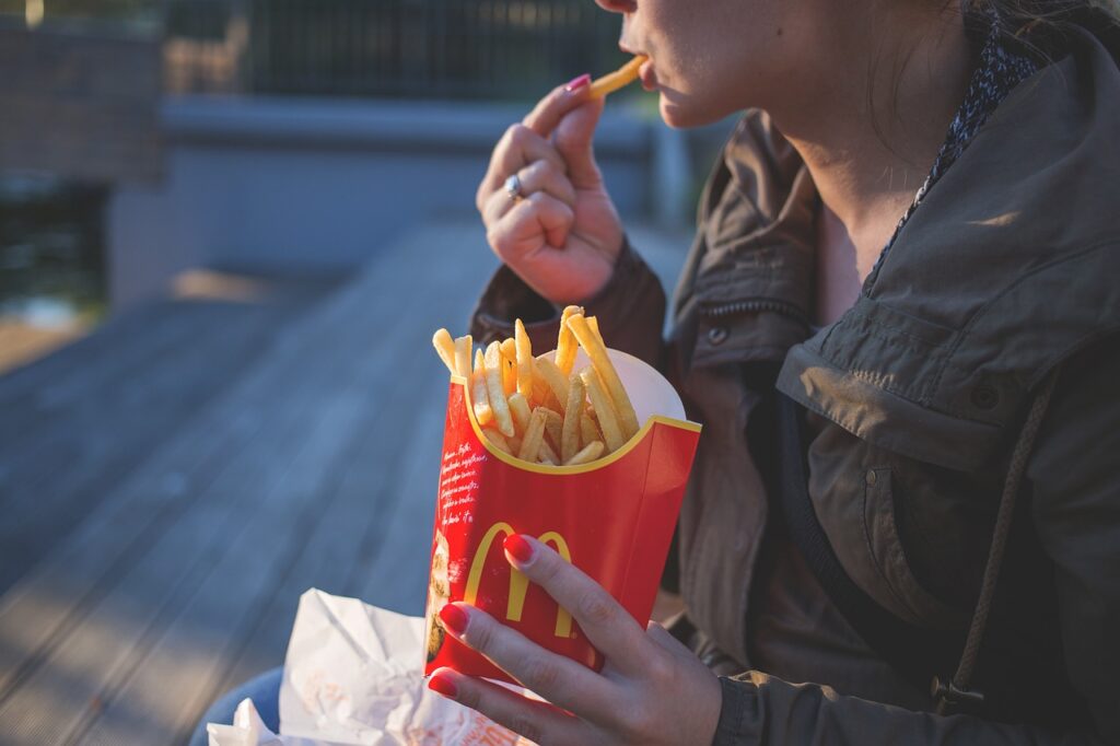 McDonalds sjönk nära fyra procent i onsdags efter att dess finanschef sa att snabbmatskedjan stod inför en utmanande miljö som hindrade försäljningen under de första månaderna 2024. McDonalds CFO Ian Borden sa att låginkomstkunder har dragit tillbaka utgifterna för snabbmat och andra typer av restauranger. Snabbmatsjätten sade att den vill öka sin andel av kycklingmarknaden och planerar att testa en större hamburgare.