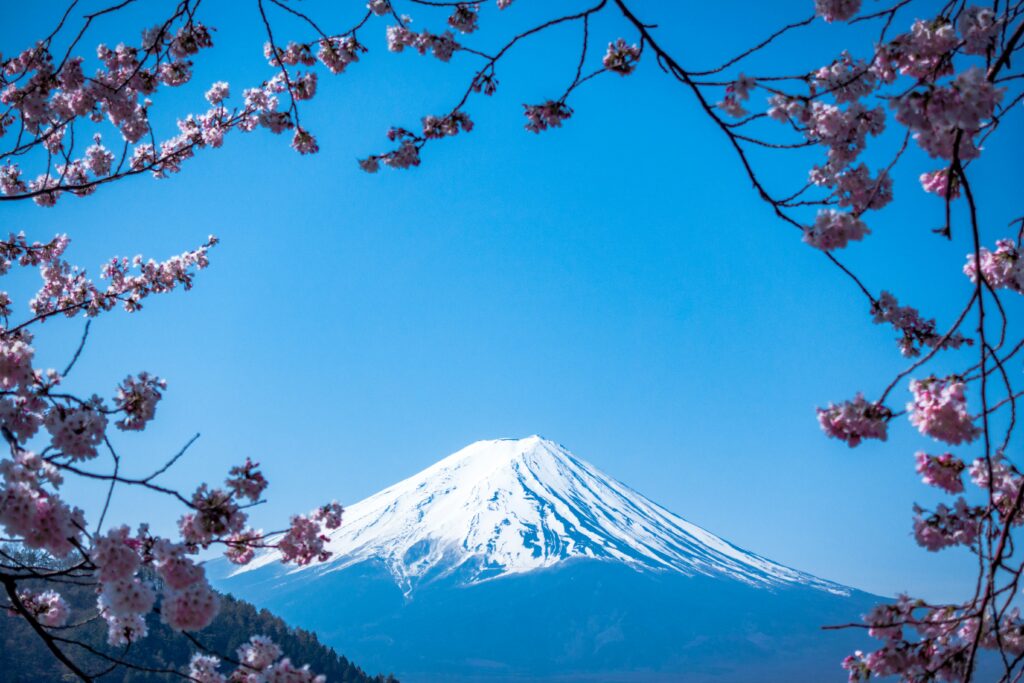 För första gången på nästan två decennier tog Bank of Japan bort negativa räntor på tisdag, vilket kan signalera potentiell press på amerikanska statsobligationer. I denna text tittar vi på hur Bank of Japans räntehöjning kan påverka amerikanska investerare.