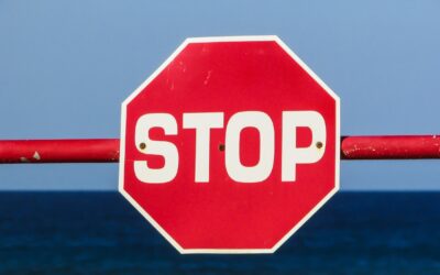 Tre viktiga Stop Loss- strategier är: Dynamic Trailing Stop Ett trailing stop är en av de stop-Loss-strategier som anpassar sig till prisrörelser och upprätthåller ett fast avstånd mellan det aktuella priset och stop-loss-nivån. Detta avstånd kan ställas in som antingen en procent eller ett specifikt poängvärde. När marknadspriset rör sig gynnsamt anpassas stoppet därefter, vilket skyddar vinster samtidigt som potentiella förluster minskar.