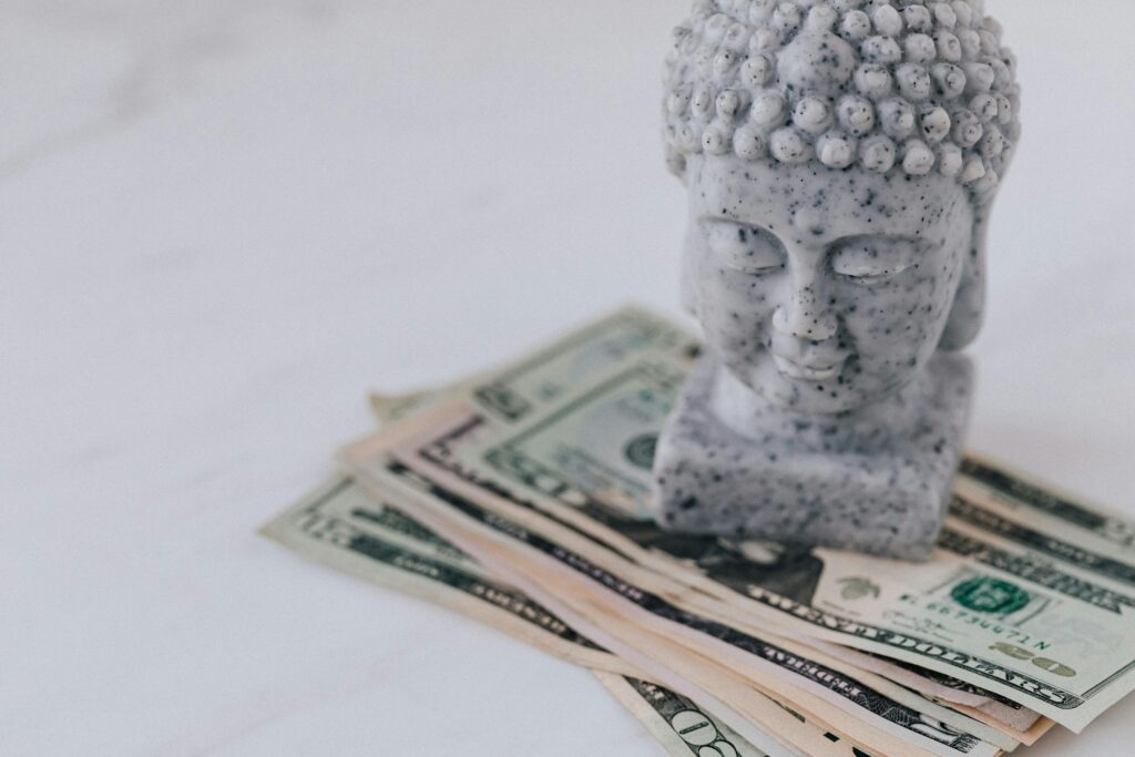 Budda staty och dollar sedlar