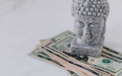 Budda staty och dollar