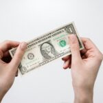Intresse för valutahandel Värdet på den amerikanska dollarn mäts på tre sätt: växelkurser, statsobligationer och valutareserver. Medan den vanligaste metoden är genom växelkurser, är sanningen att du måste vara bekant med alla tre för att kunna komma med bra gissningar om vart dollarn kan gå i framtiden och tjäna pengar på det.