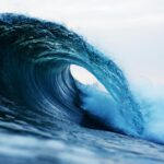 Elliott Wave Theory i teknisk analys beskriver prisrörelser på finansmarknaden. Utvecklad av Ralph Nelson Elliott, observerar den återkommande fraktala vågmönster som identifieras i aktiekursrörelser och konsumentbeteende. Investerare som tjänar på en marknadstrend beskrivs som att de rider på en våg.