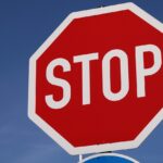 En stop-loss är en förhandsorder placerad hos en mäklare för att likvidera en position till en fördefinierad prisnivå.