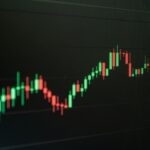 Upp- och nedtrender är heta ämnen bland tekniska analytiker och handlare eftersom de säkerställer att de underliggande marknadsförhållandena fungerar till förmån för en handlares position snarare än mot den. Trendlinjer är lätt igenkännliga linjer som handlare ritar på diagram för att koppla ihop en serie priser.