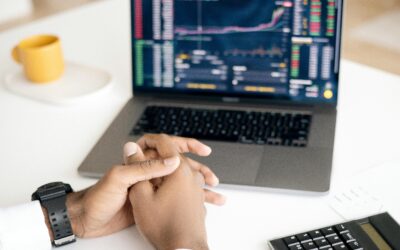 Att lära sig om hur aktieåterköp kan påverka aktiemarknaden kan hjälpa dig att fatta bra investeringsbeslut för ditt företags räkning. I den här artikeln undersöker vi vad ett aktieåterköp är och förklarar de olika anledningarna till att ett företag skulle köpa tillbaka aktier.