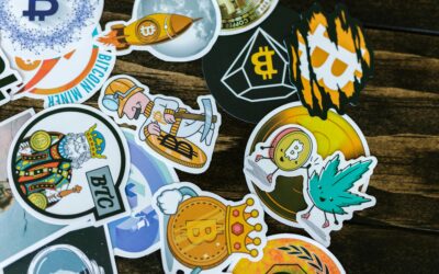 Altcoins definieras generellt som alla andra kryptovalutor än Bitcoin (BTC). Vissa människor anser dock att altcoins är alla andra kryptovalutor än Bitcoin och Ethereum (ETH) eftersom de flesta kryptovalutor är kluven från en av de två. Vissa altcoins använder olika konsensusmekanismer för att validera transaktioner, öppna nya block eller försöka särskilja sig från Bitcoin och Ethereum genom att tillhandahålla nya eller ytterligare funktioner eller syften.